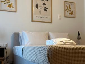 Postel nebo postele na pokoji v ubytování Cozy Faliro home