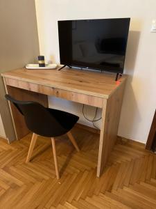 TV a/nebo společenská místnost v ubytování Cozy Faliro home