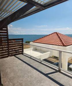 uma vista para o oceano a partir da varanda de uma casa em Balcony Sea Breeze @ Bayfront Villas Portmore em Portmore