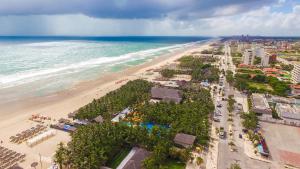 uma vista aérea de uma praia e do oceano em Pousada e Pizzaria Sol e Alegria em Fortaleza