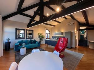 維洛納的住宿－Piazza Erbe Lodge，客厅配有蓝色的沙发和桌子