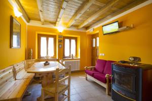 a living room with a purple couch and a table at Casa delle Noci in Grimacco