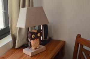una lámpara con una figurita de búho en una mesa en Serenity Private Villa Mas Ubud en Ubud