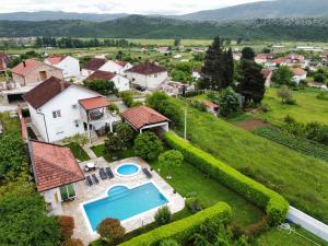 uma vista aérea de uma casa com piscina em Sunny Apartment with swimming pool Stolac em Stolac