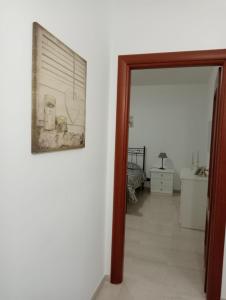 une porte dans une pièce avec une photo sur le mur dans l'établissement Casa Vacanza Luna2, à Palagiano