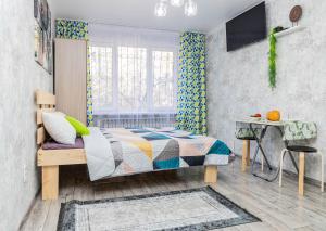 une chambre avec un lit et une fenêtre dans l'établissement YourHouse на Си Синхая 22 близко к Меге, à Almaty
