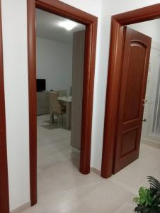 - une porte ouverte dans une pièce avec un miroir dans l'établissement Casa Vacanza Luna2, à Palagiano