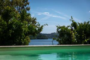 una piscina con vistas a un cuerpo de agua en Quinta de Passinhos, en Penafiel