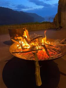 una mesa con fuego en una hoguera en Quinta de Passinhos, en Penafiel