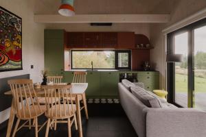 uma cozinha e sala de estar com um sofá e uma mesa em laba em Lasowka