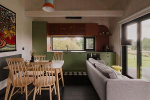Una cocina y una sala de estar con un sofá y una mesa. en laba, en Lasowka 35 fotos más
