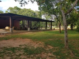einen Pavillon mit Picknickplatz in einem Park in der Unterkunft Eighth Wonder Resort in Sigiriya