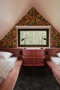 Zimmer mit 2 Betten und einem Fenster in der Unterkunft laba in Lasowka