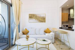 - un salon avec un canapé et deux tables dans l'établissement Luxury and spacious full Marina view, à Dubaï