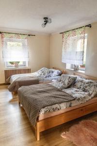 A bed or beds in a room at Apartamenty WML