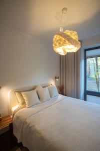 ein Schlafzimmer mit einem großen Bett und einem Fenster in der Unterkunft Tatari 16 City Centre New Apartment in Tallinn