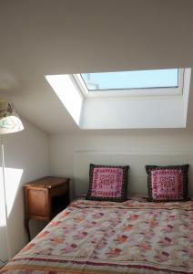 a bedroom with a bed and a skylight at Lovely flat close Paris Disney. in Neuilly-sur-Marne