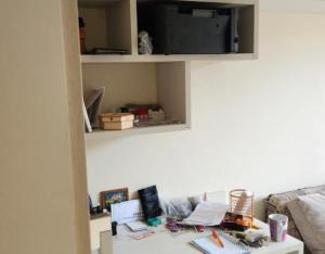 a living room with a table with a tv on a shelf at Semana Santa no Rio de Janeiro in Rio de Janeiro