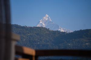 Pemandangan umum gunung atau pemandangan gunung yang diambil dari hotel