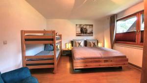 Posteľ alebo postele v izbe v ubytovaní LECHUFER, 80m2, Haushälfte mit privatem Eingang, Kaminofen, Terrasse, Garten