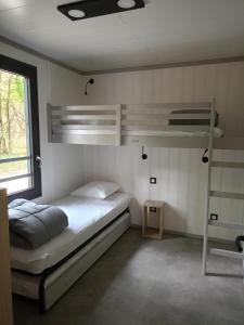 1 dormitorio con 2 literas y escalera en Camping La Marmotte en Savignac-les-Ormeaux