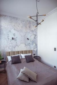 um quarto com uma cama grande e uma parede de pedra em Apartments Kwidzyn em Kwidzyn