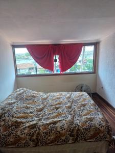 - une chambre avec un lit à motifs léopard devant une fenêtre dans l'établissement Apto vista p canal, à Cabo Frio