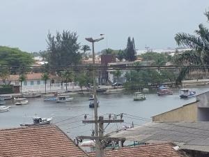 - une vue sur une rivière avec des bateaux dans l'établissement Apto vista p canal, à Cabo Frio