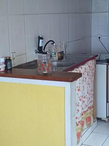 - une cuisine avec un évier et un comptoir dans l'établissement Apto vista p canal, à Cabo Frio