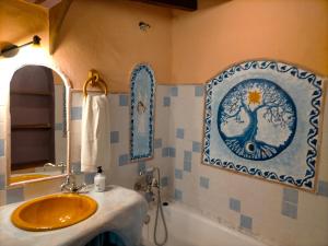 サン・ホルヘにあるCasa Rural tía Saloméの青と白のタイルを用いたバスルーム(シンク付)