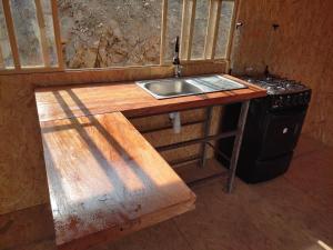 a kitchen with a sink and a stove at Ese Lugar Retirado in Miraflores