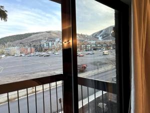 een raam met uitzicht op een parkeerplaats bij Park City Southwestern Bunker in Park City