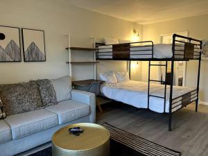een woonkamer met een stapelbed en een bank bij Park City Southwestern Bunker in Park City
