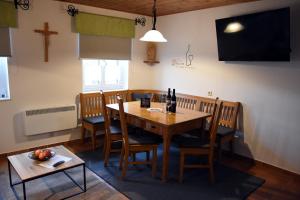 ein Esszimmer mit einem Holztisch und Stühlen in der Unterkunft Wein & Wohnen MATZL - Ferienwohnung in Fürstenfeld
