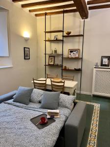 ein Wohnzimmer mit einem Sofa und einem Tisch in der Unterkunft Casa Giulietta in Cremona