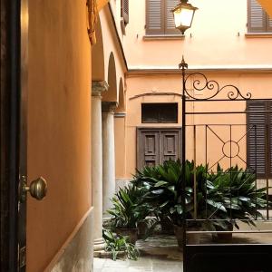 einen Eingang zu einem Gebäude mit einer Tür und Pflanzen in der Unterkunft Casa Giulietta in Cremona