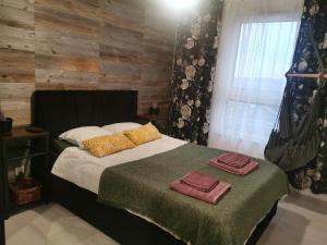 een slaapkamer met een bed met twee handdoeken erop bij Apartament przy Bursztynowym Stadionie in Gdańsk