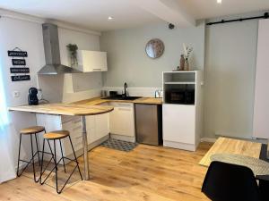 a kitchen with a table and a counter top at Studio en centre ville + wifi in Labruguière