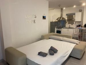a room with a bed and a kitchen at Bari Lory’s Home in Bari