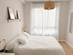 科尔多瓦CENTER FLAT MEZQUITA的带窗户的房间里有一张白色的床 更多4张照片