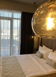 Un dormitorio con una cama con un gran orbe encima. en Hotel Sky Station, en Tiflis