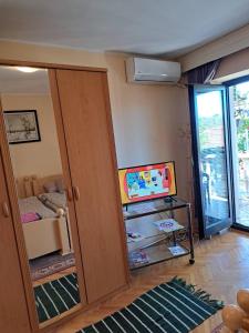 una habitación con puerta y una habitación con dormitorio en Soba Sekulić, en Sombor