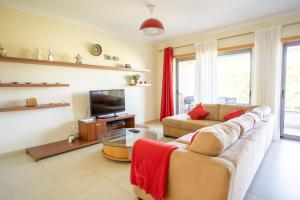 - un salon avec un canapé et une télévision dans l'établissement Villa Catarina, à Albufeira