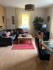 een woonkamer met een bank en een salontafel bij Am Living Garden in Bad Pyrmont