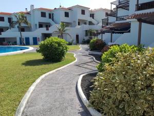 a walkway in front of a apartment complex at Casa Lago Azul 49 in Los Cancajos
