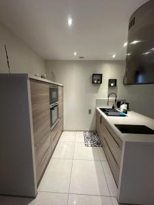 a kitchen with a sink and a stove at Maison d'hôtes chic à Beauzelle in Beauzelle