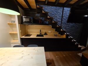 メリベルにあるCMD Méribelの階段、キッチン、テーブルが備わる客室です。
