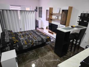 een slaapkamer met een bed en een bureau met een bar bij MALM Travnik in Travnik