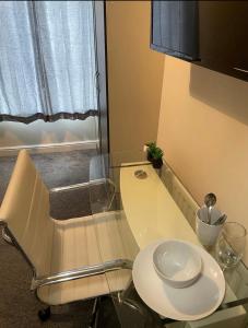 una mesa de cristal con un plato encima en Ensuite Room, Hotel Standard. Close to Crewe Train Station, en Crewe