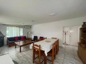 ein Wohnzimmer mit einem Tisch und einem Sofa in der Unterkunft Quinta Familiar Monteavaro in Tandil